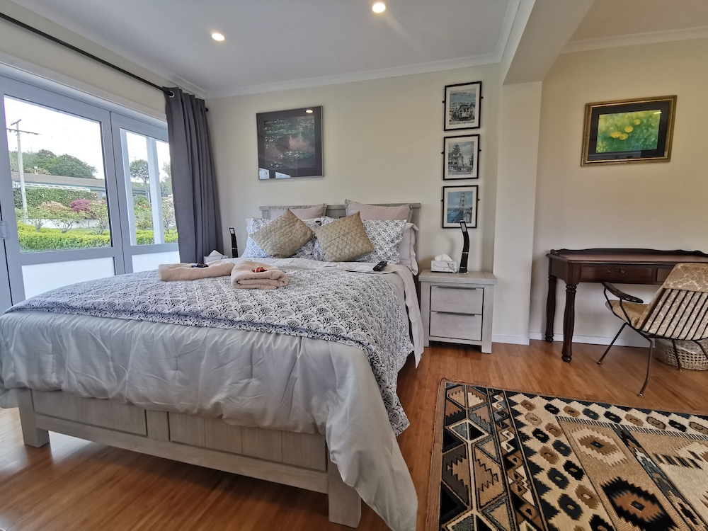 PREMIER, QUEEN BED, LAKE VIEW