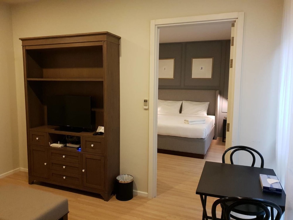 DLUX Condominium 24/44