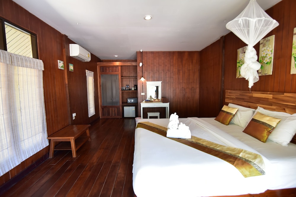 Koh Ngai Thanya Beach Resort 16/65