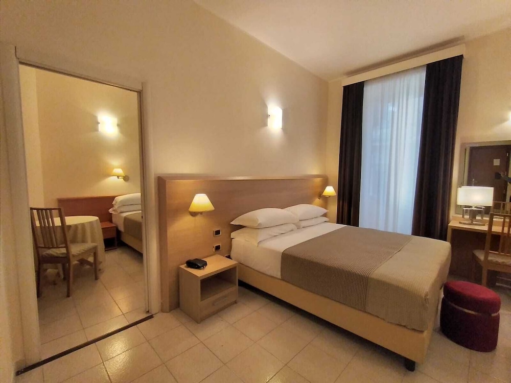 ROOM, QUADRUPLE