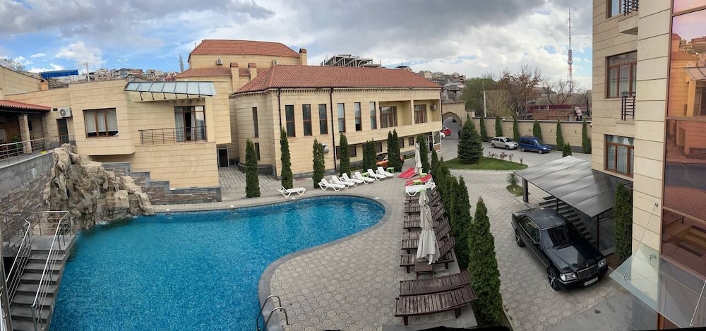 Grand Hills Hotel 32/50