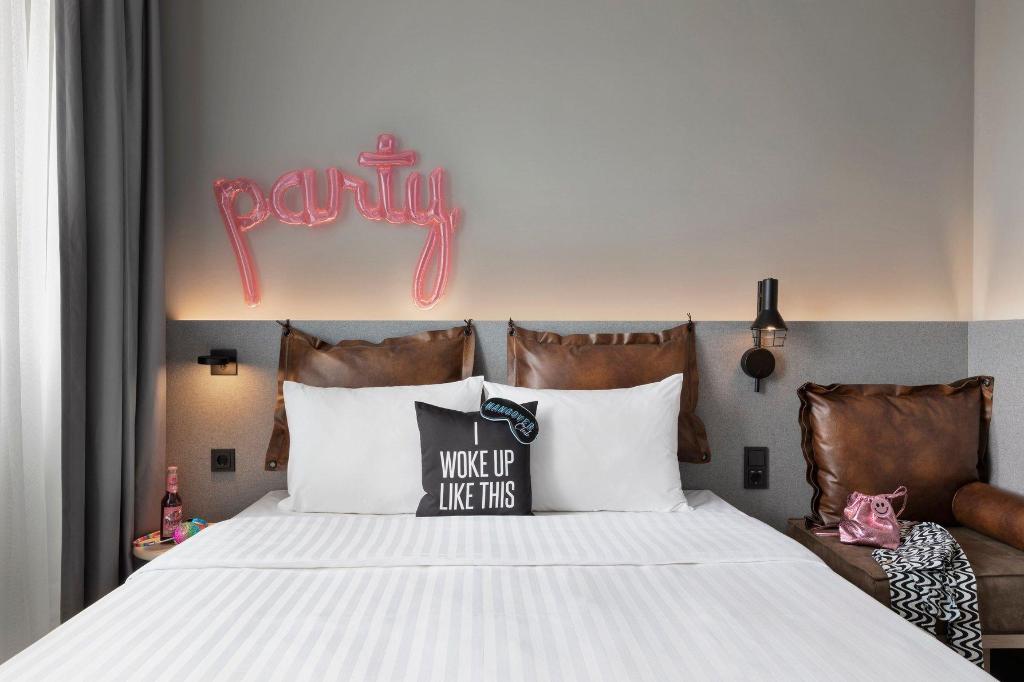 Moxy Sleeper, Guest Room, Queen Bed, City View, High Floor
