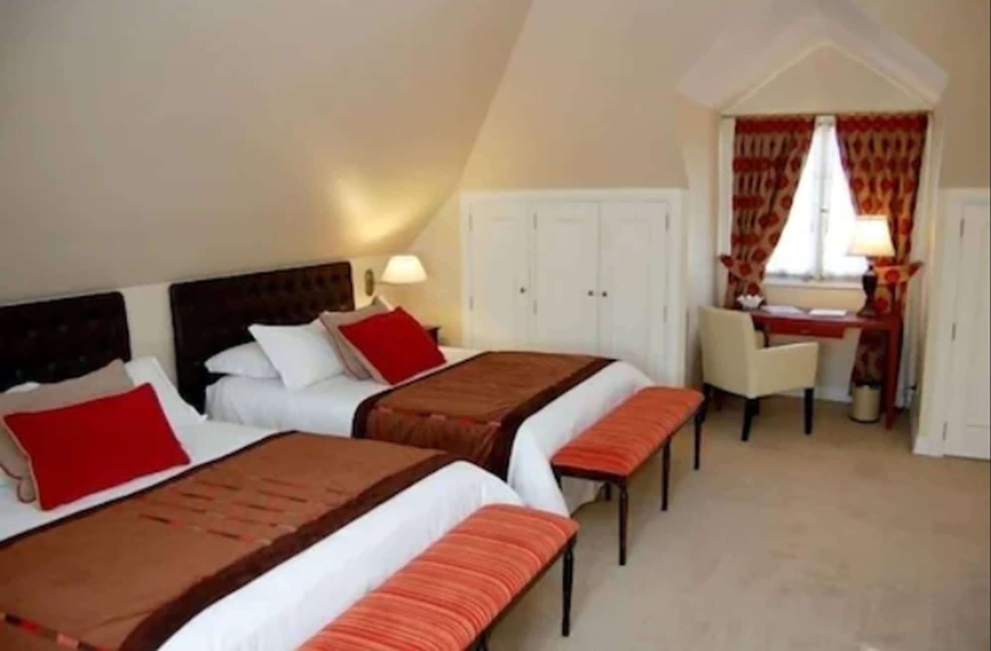 DELUXE, TWIN BEDS