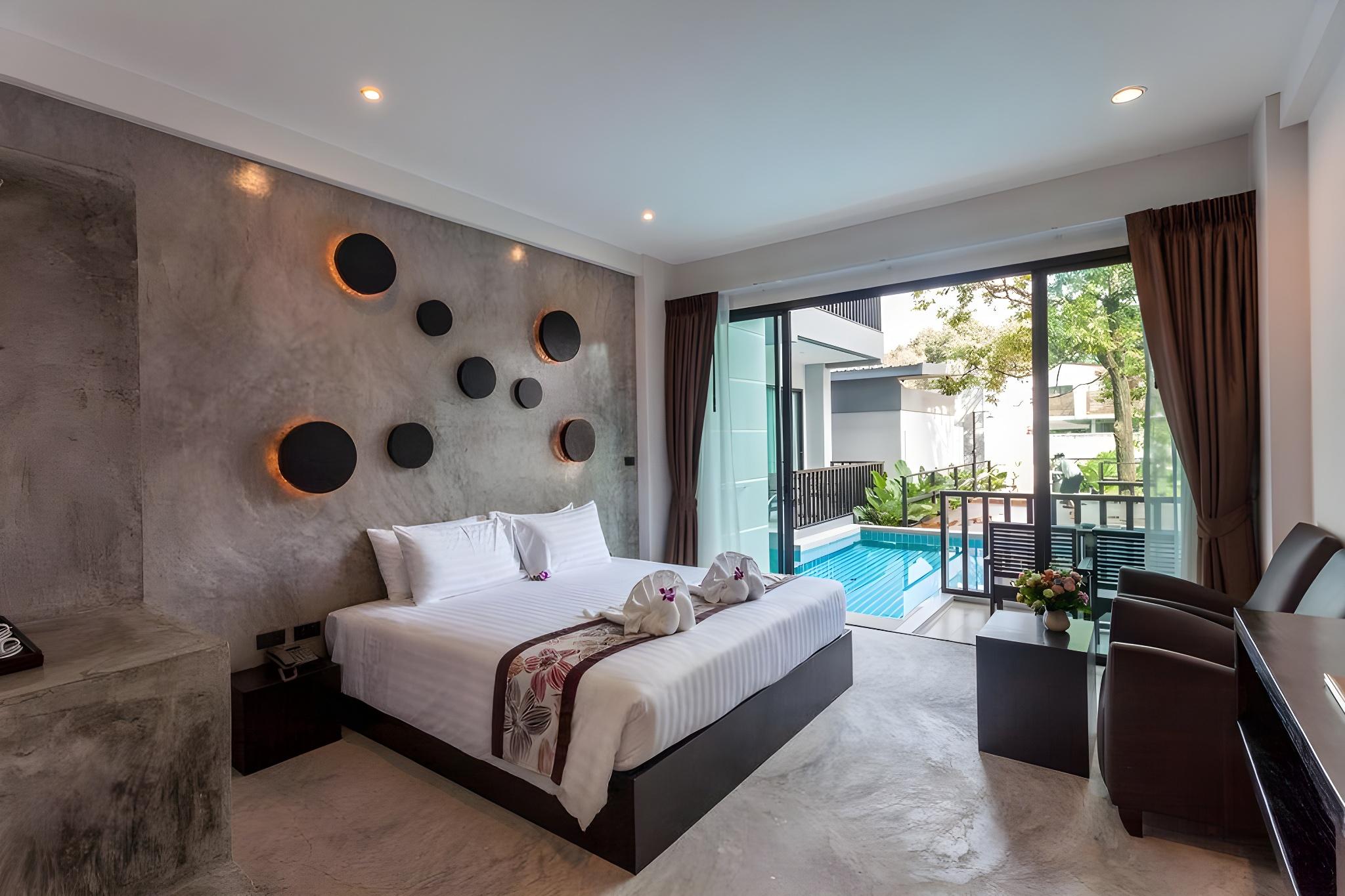 Deluxe, Pool Access