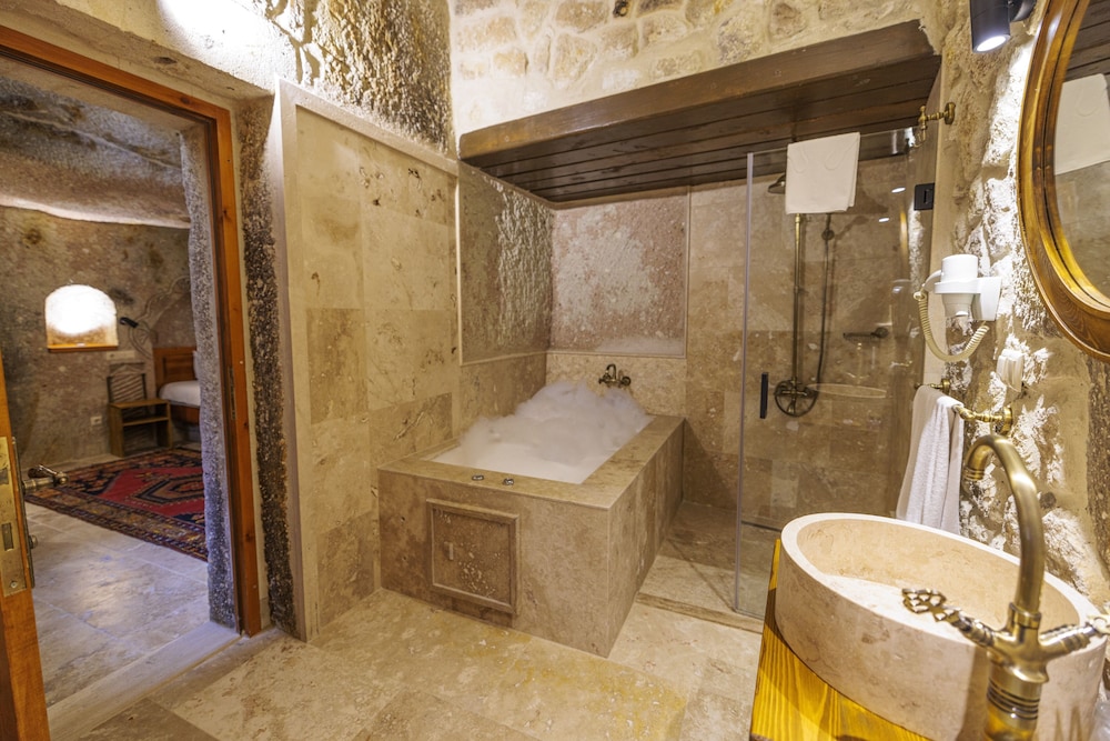Canyon Cave Hotel 66/69