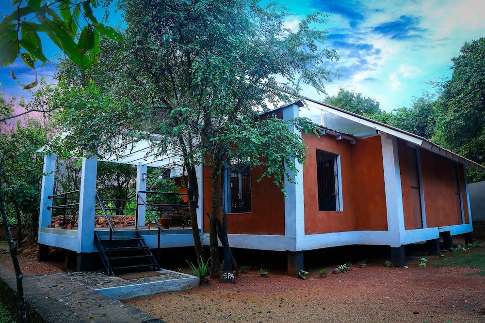 Elephas Resort & Spa in AVUDANGAWA