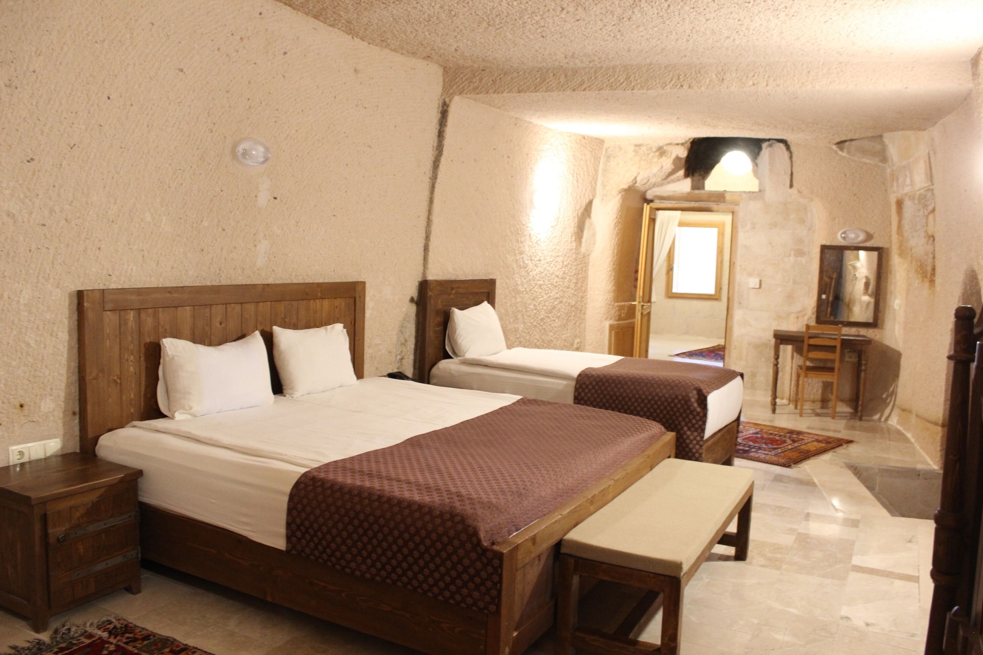 CAVE, SUPERIOR, SUITE