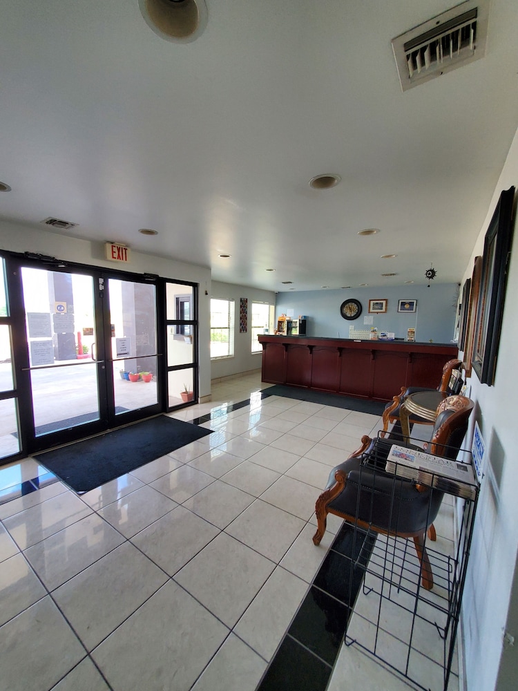 Deluxe Inn Suites 12/61