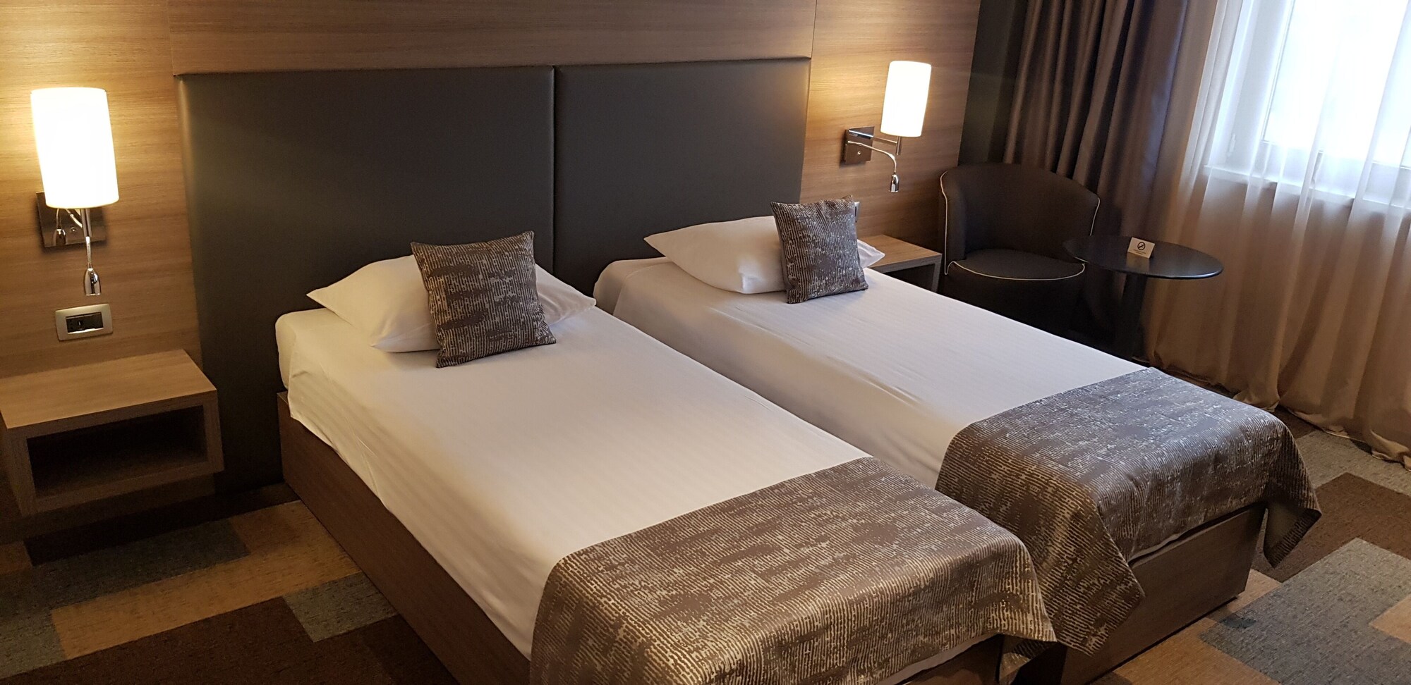 DELUXE, TWIN BEDS