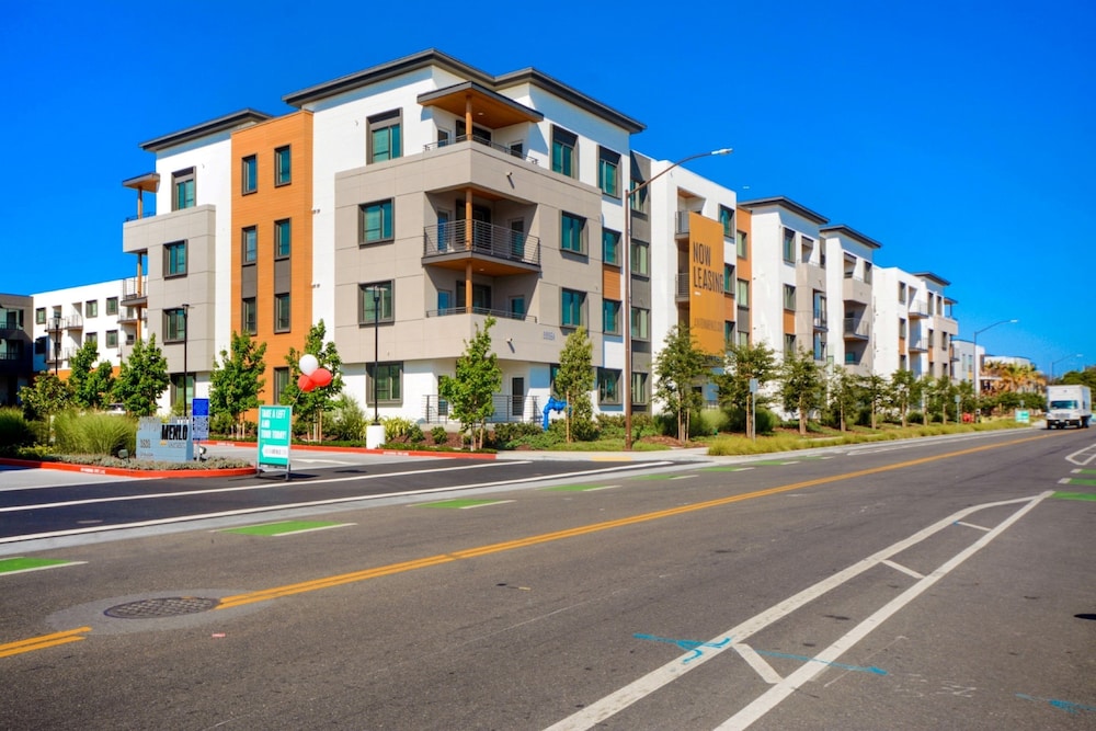 Bluebird Suites near Facebook HQ 32/45