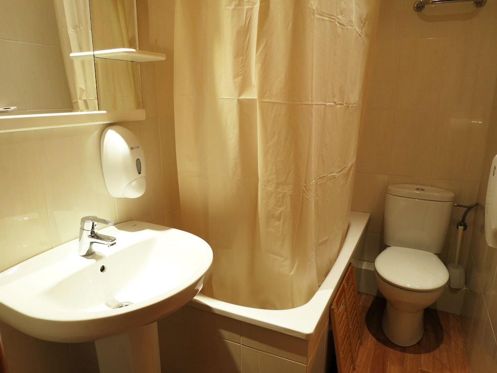 Hostal Balmes Centro 42/50