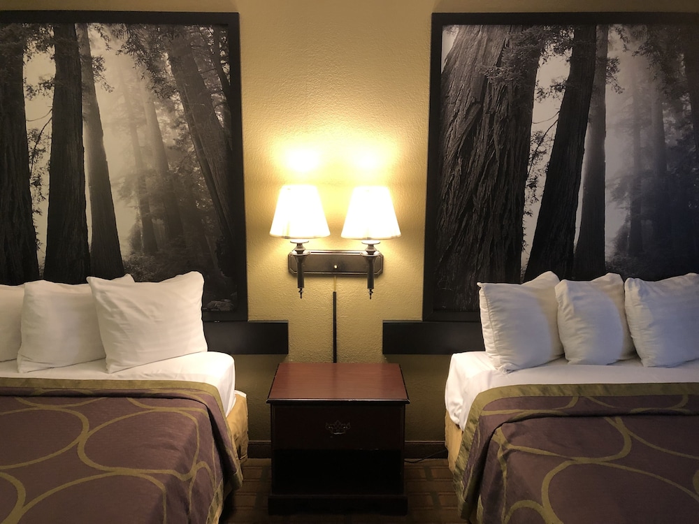 Super 8 by Wyndham Corning 21/25