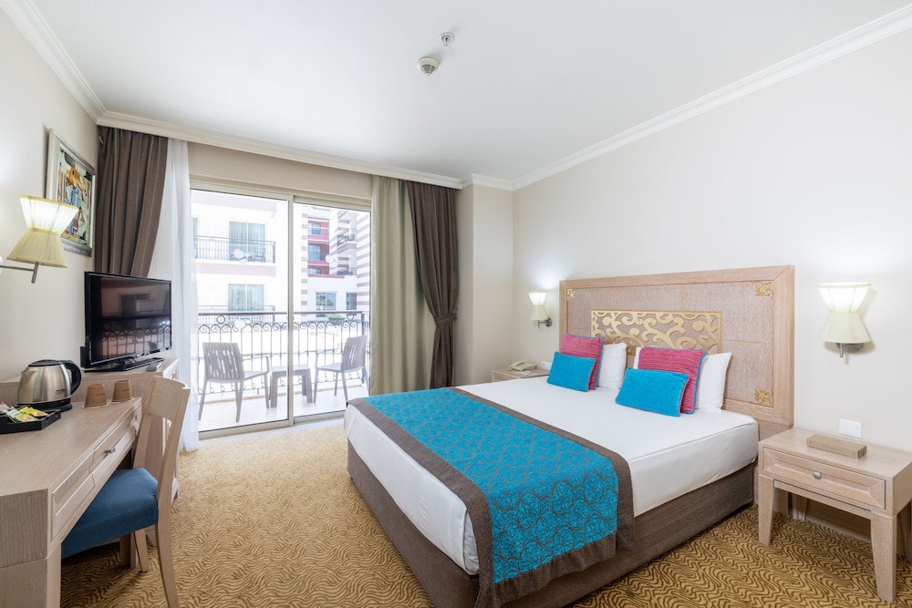 Family, Double and Twin Beds, Partial Sea View