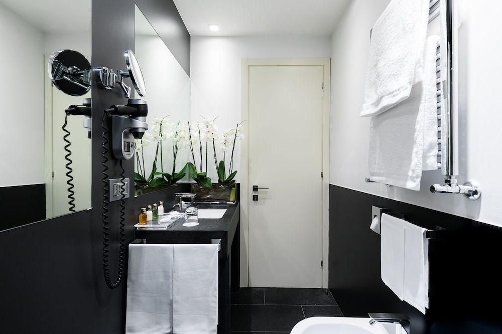 Hotel Mancino 12 6/32