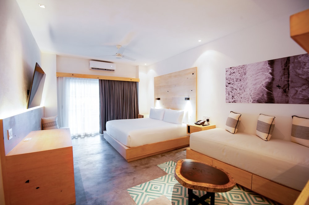 Bahia Hotel and Beach House 58/76
