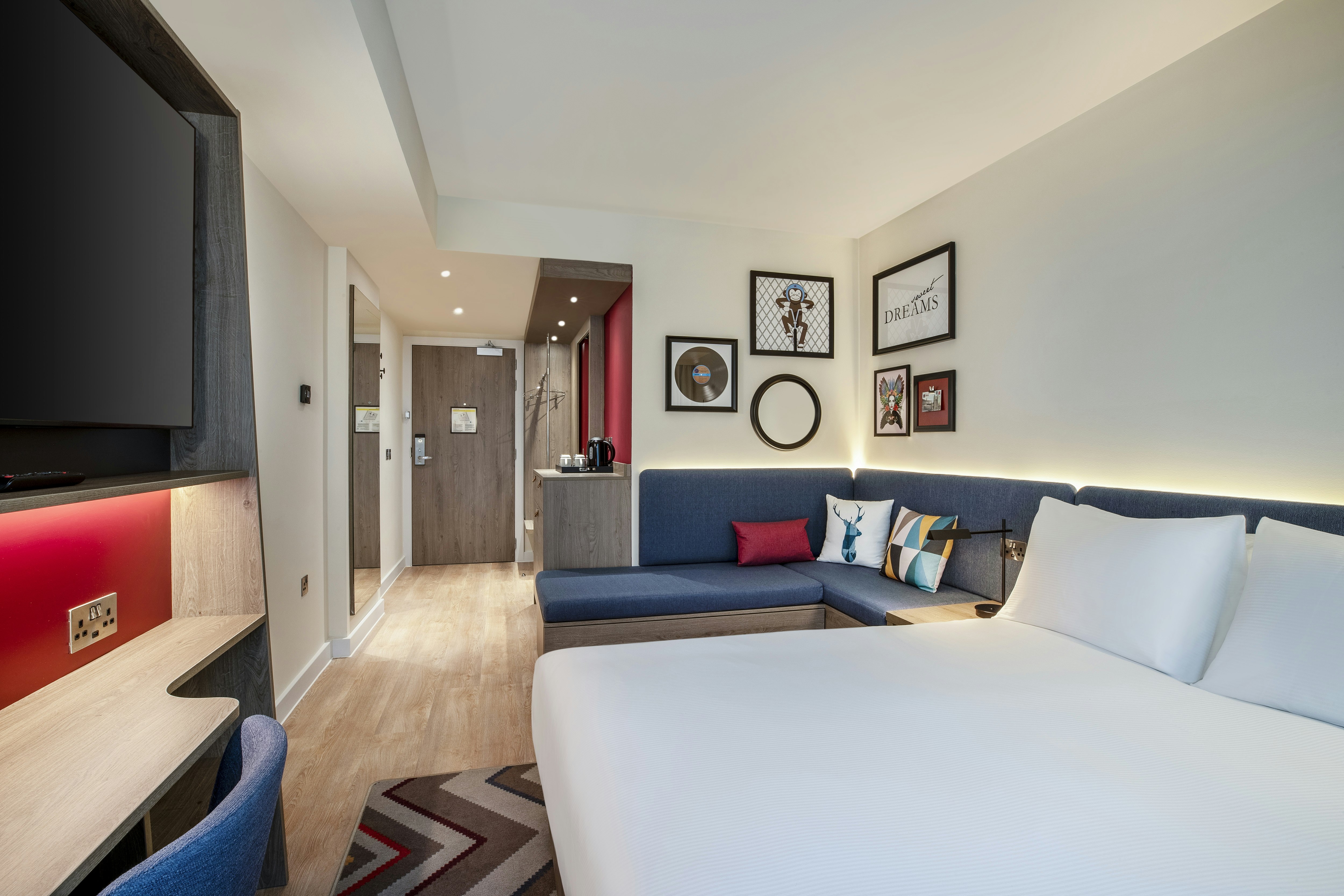 ROOM, QUEEN BED, SOFA
