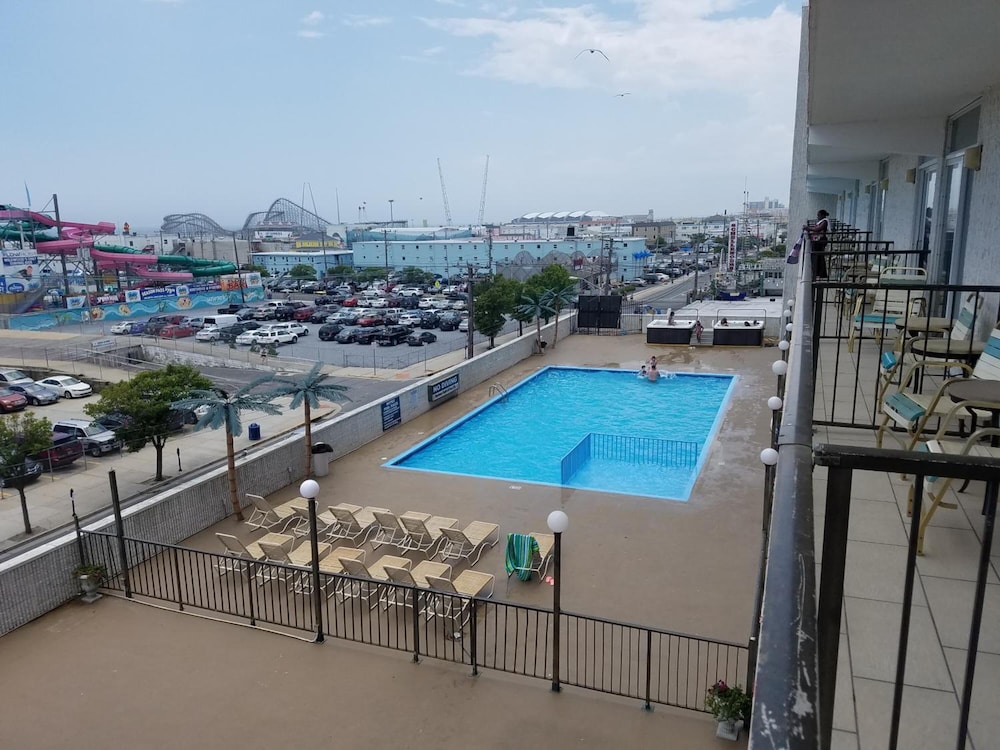 Beach Terrace Motor Inn 22/26