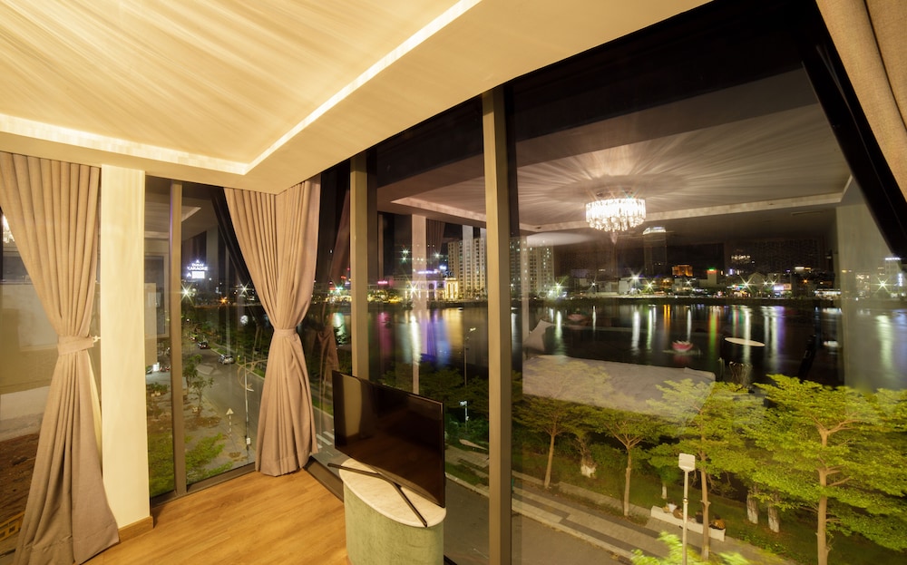 Lake View Hotel 7/69