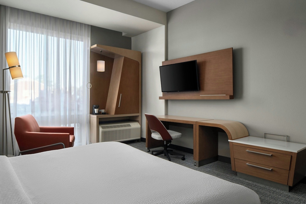 غرفة بسرير كينج لذوي الإعاقة، Courtyard By Marriott Fayetteville Fort Bragg Spring Lake 3/10