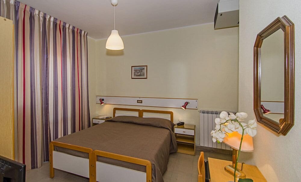 HOTEL LAURIN 37/46