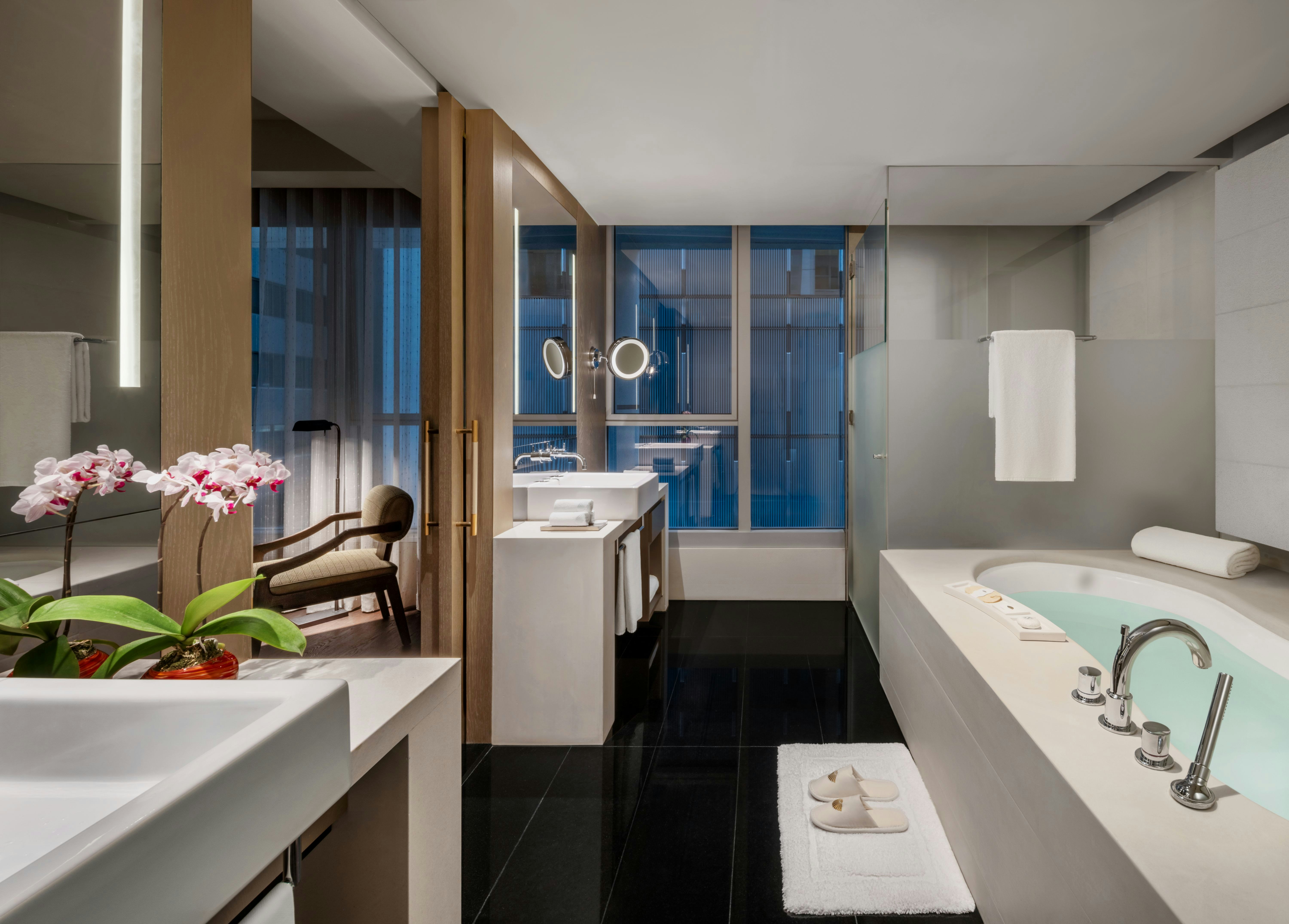Mandarin Oriental The Landmark, Hong Kong 73/75