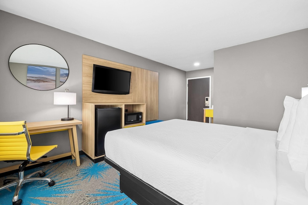 Days Inn by Wyndham La Crosse 33/59