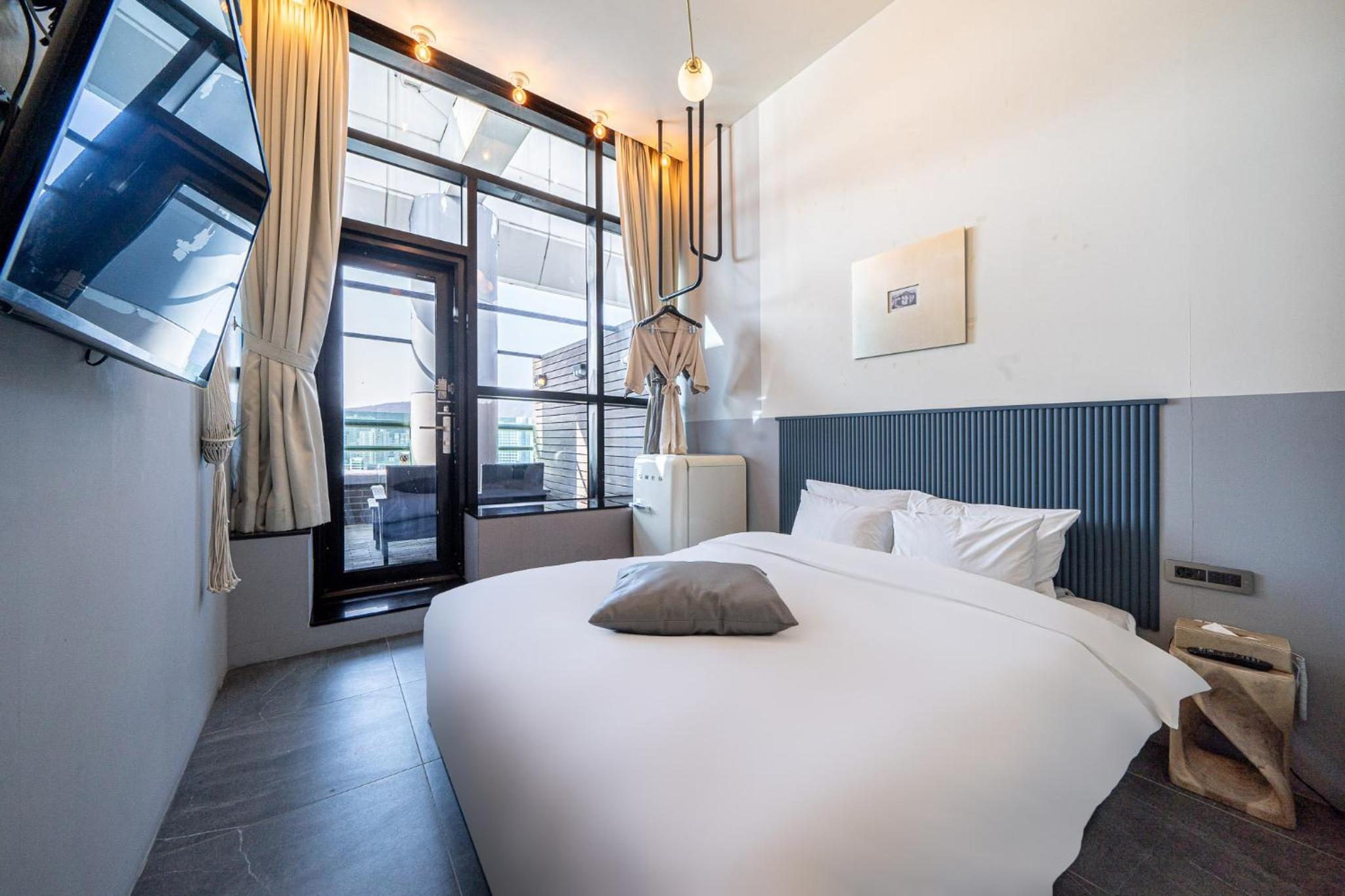 Deluxe, Double Bed, Side Sea View