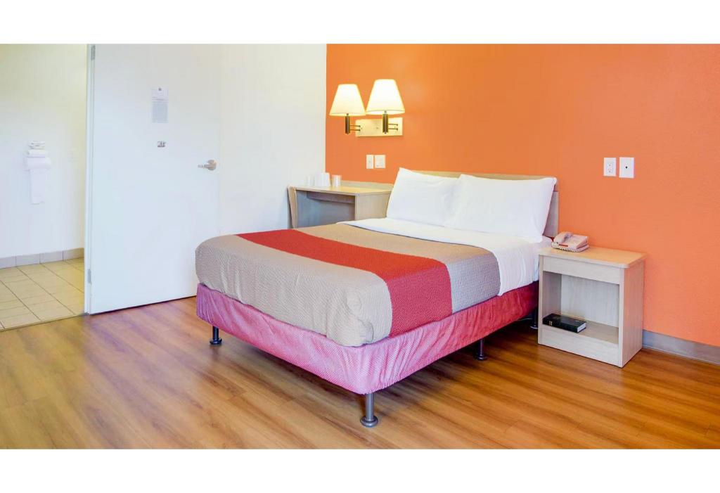 Room, Queen Bed, Smoking, Motel6 Tacoma, WA - Fife 7/10