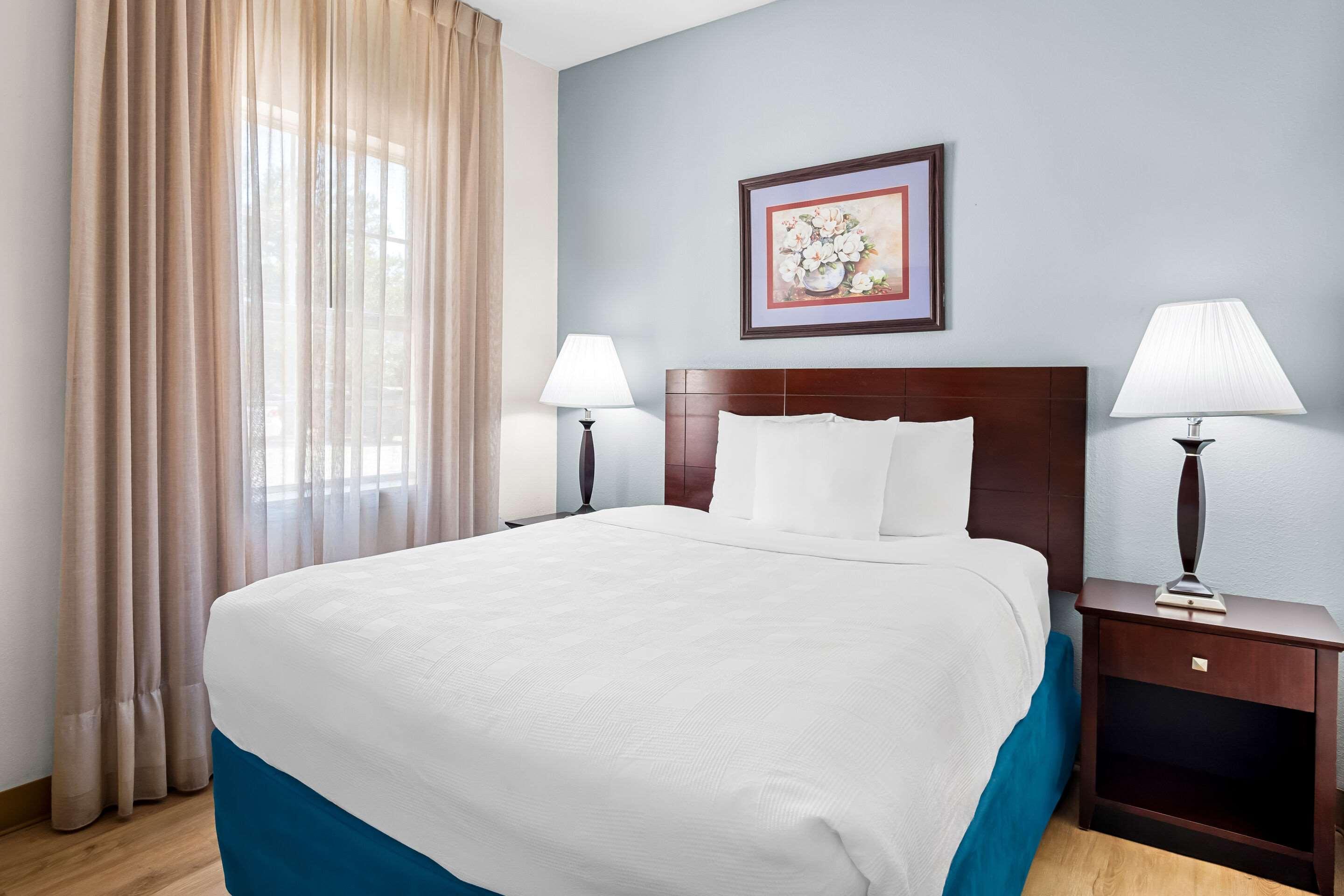 Efficiency, Suite, Queen Bed