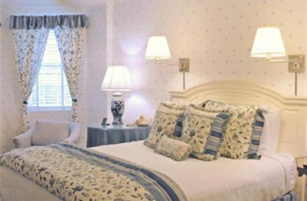 Rhett House Inn 25/50