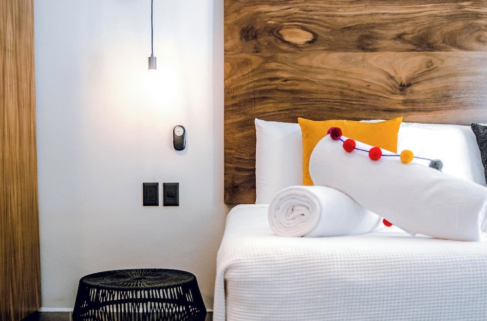 Deluxe, Studio, Suite, King Bed, Pool Side