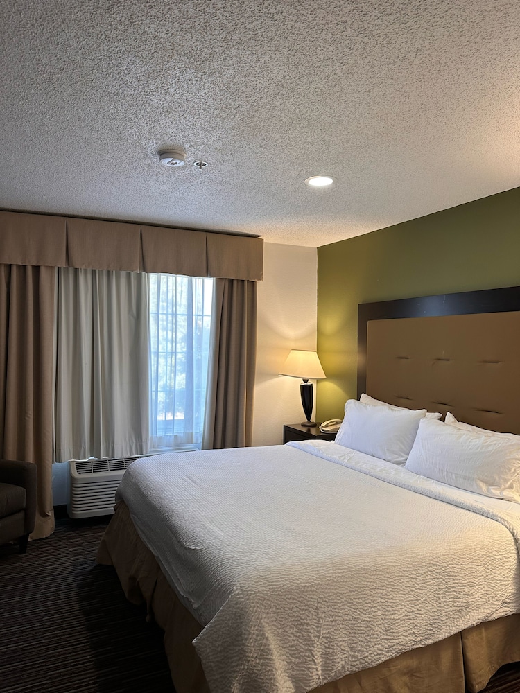 Holiday Inn Express Hotel And Suites Chicago Deerfield Lincoln 11/50