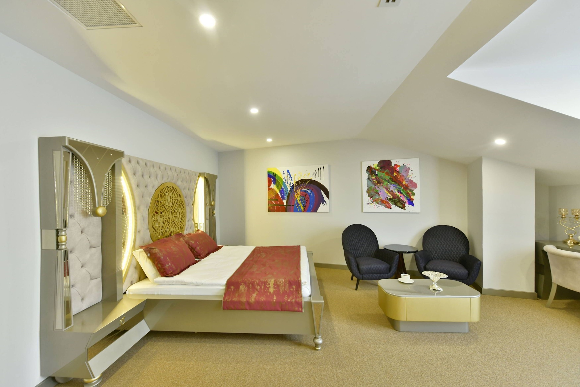 DELUXE, KING BED