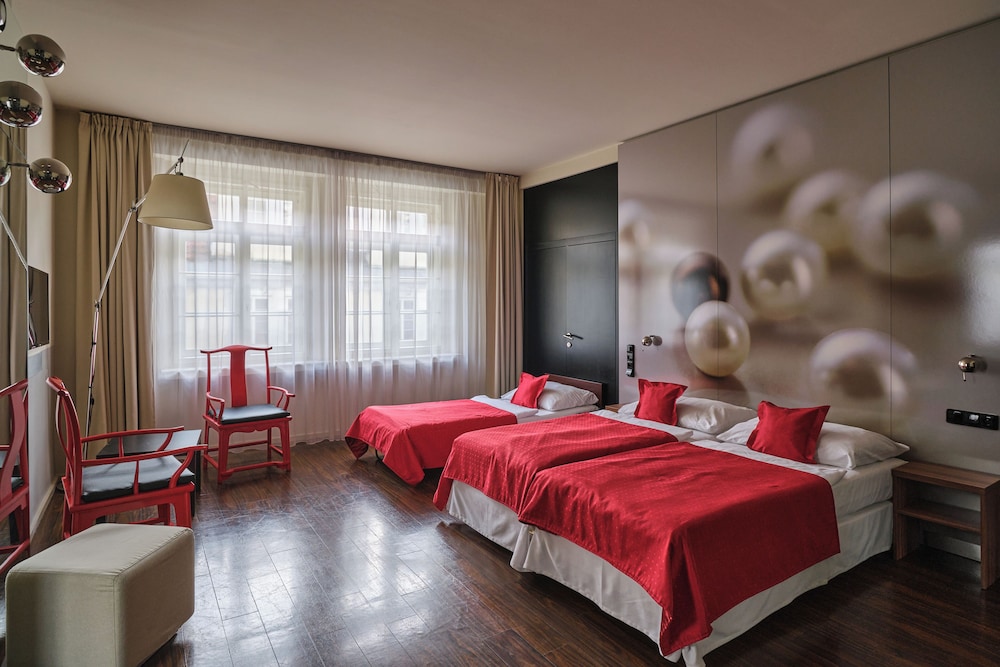Perla Hotel 7/53