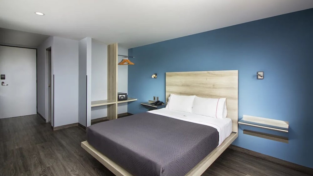 STANDARD, QUEEN BED