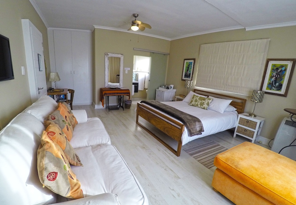 Dolphin Inn Guest House 33/74