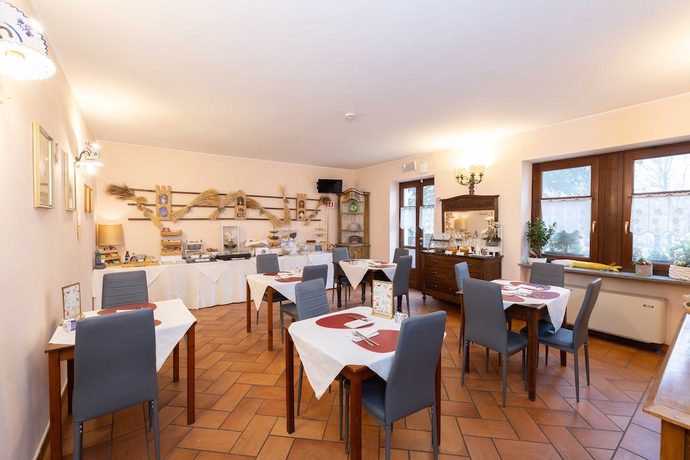 La Ferté Restaurant And Suites 35/50