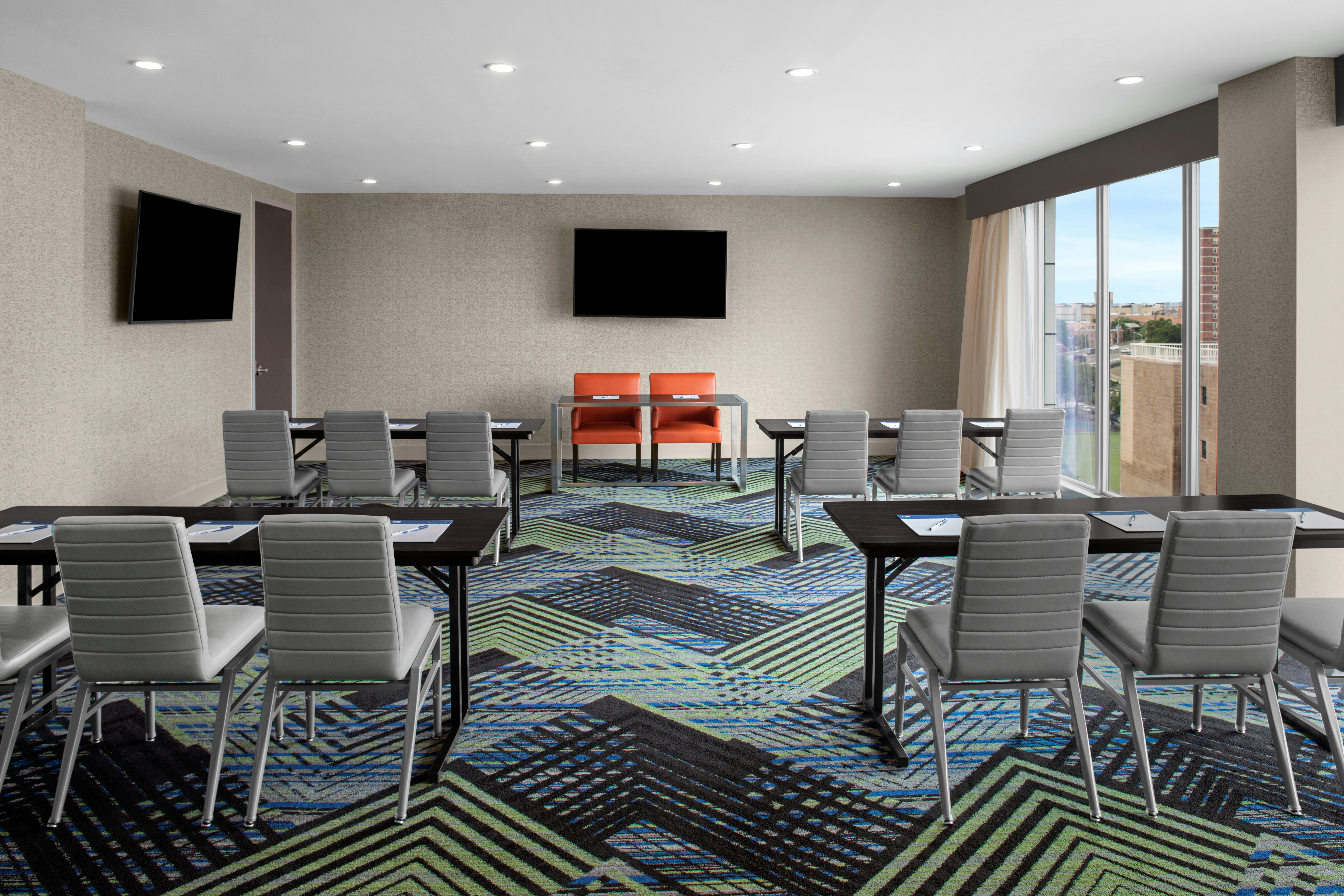 Holiday Inn Express & Suites Woodside LaGuardia Airport 28/30
