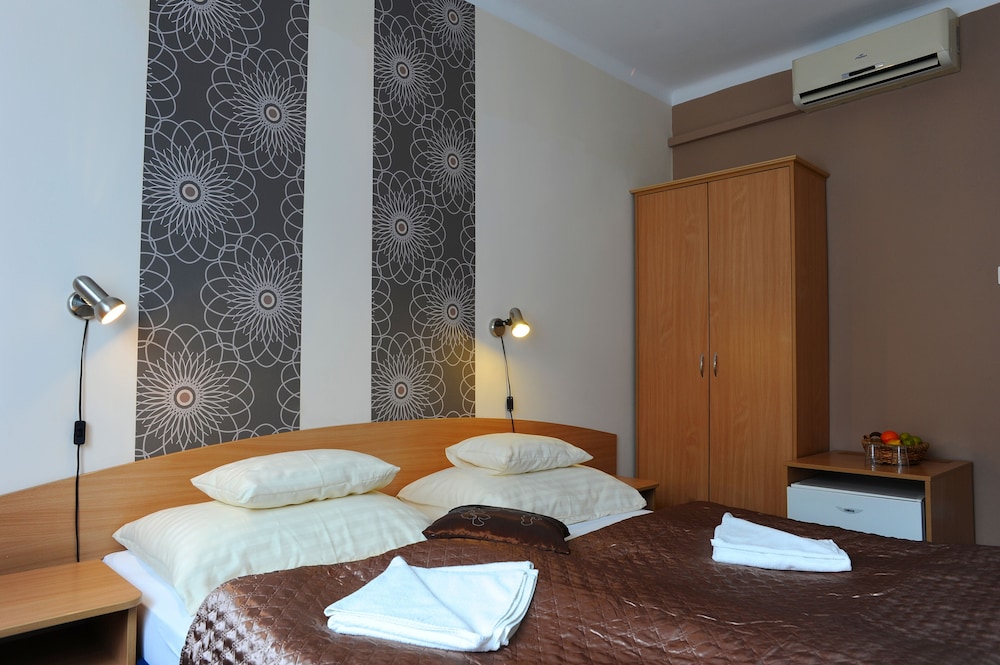 Hotel Papillon 39/50