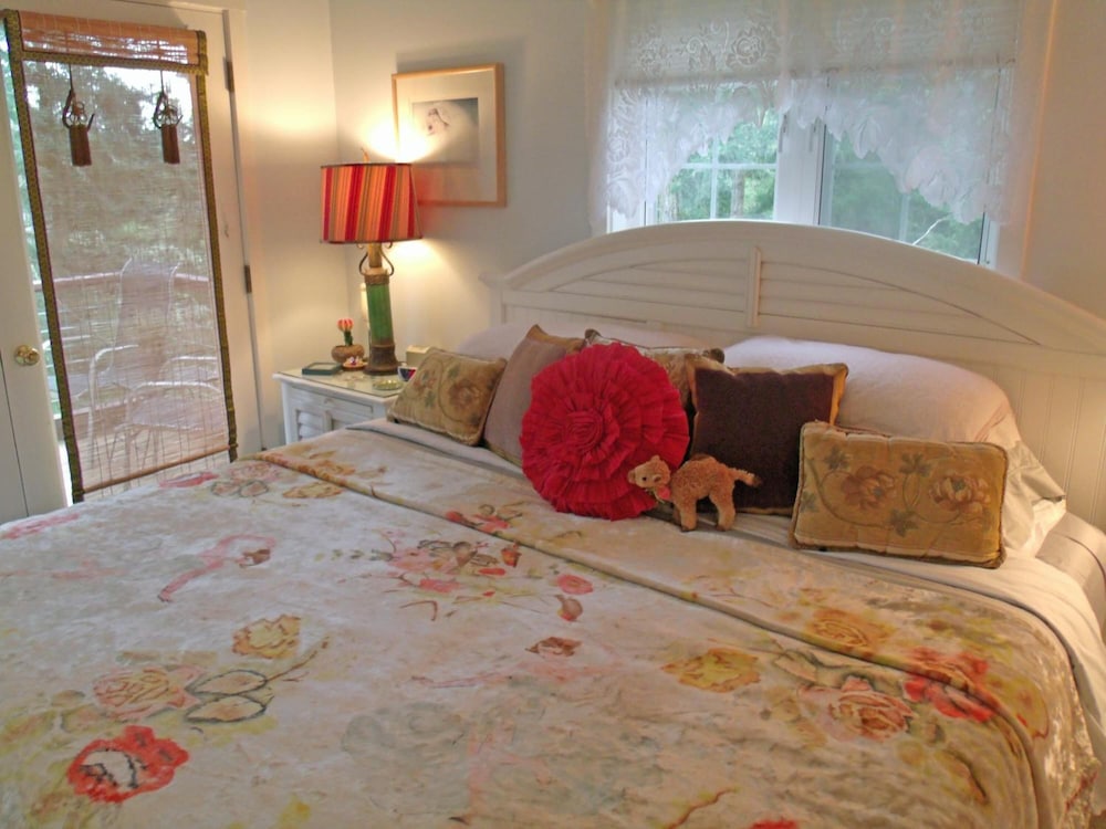 Inn to the Woods Bed and Breakfast 11/33