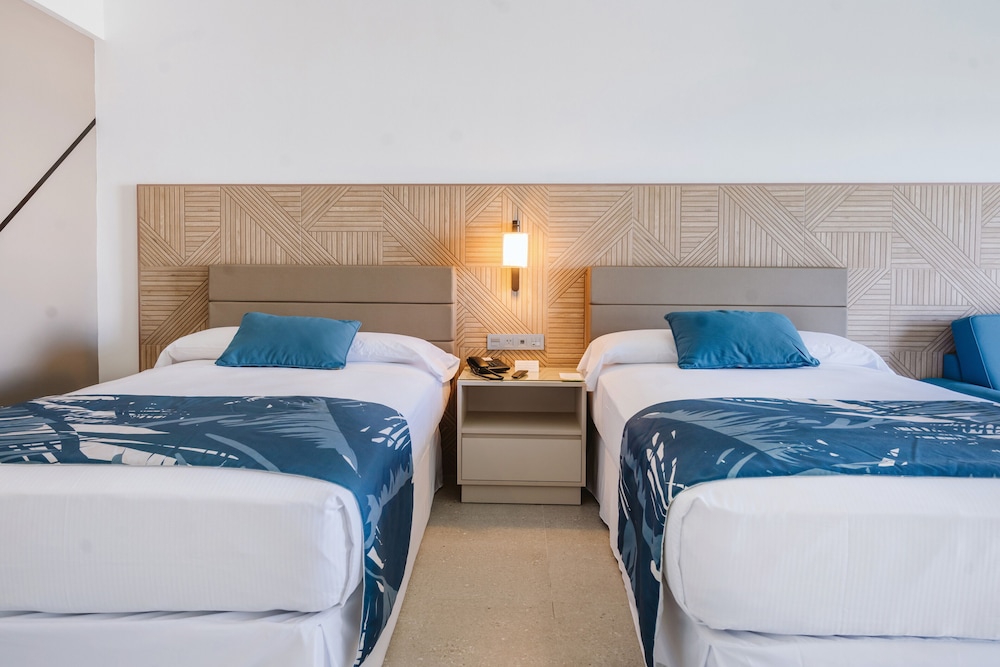 ROOM, DOUBLE BED, PARTIAL OCEAN VIEW