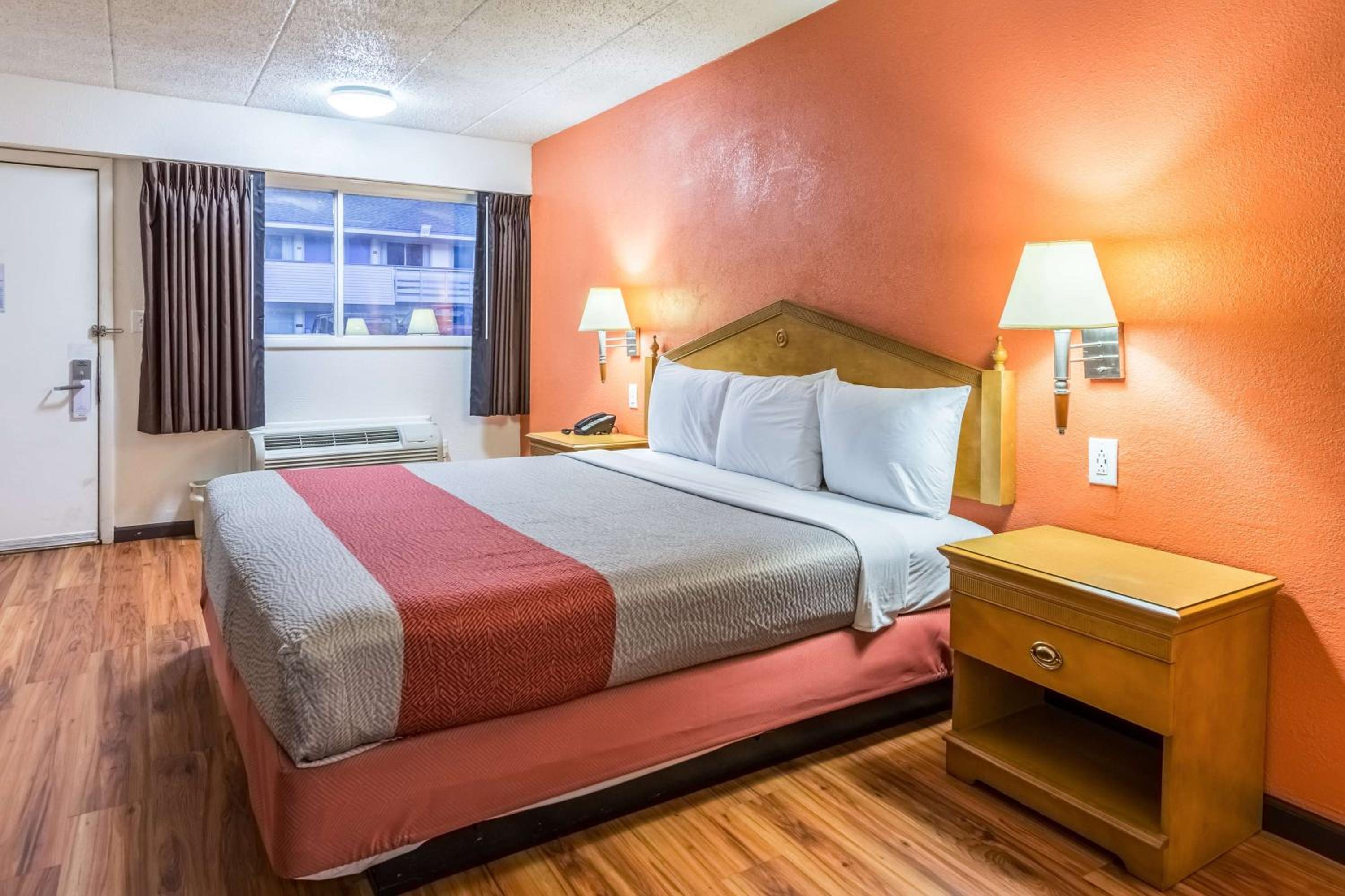 1 King Bed - Smoking, Motel6 Grove City, OH 4/10