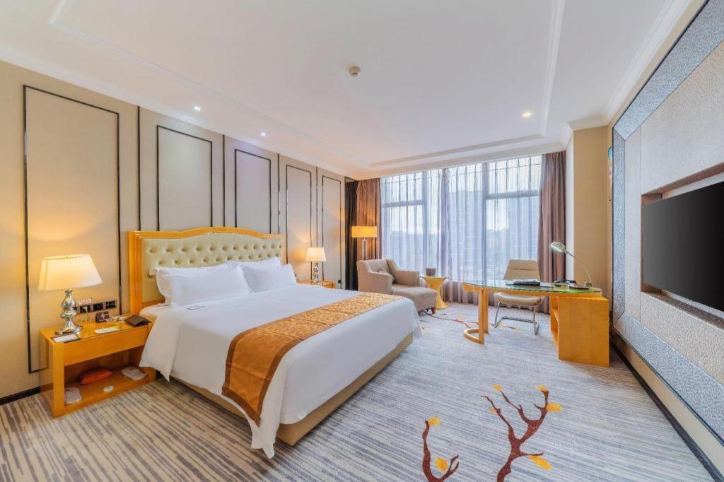 Golden Phoenix International Hotel 23/51