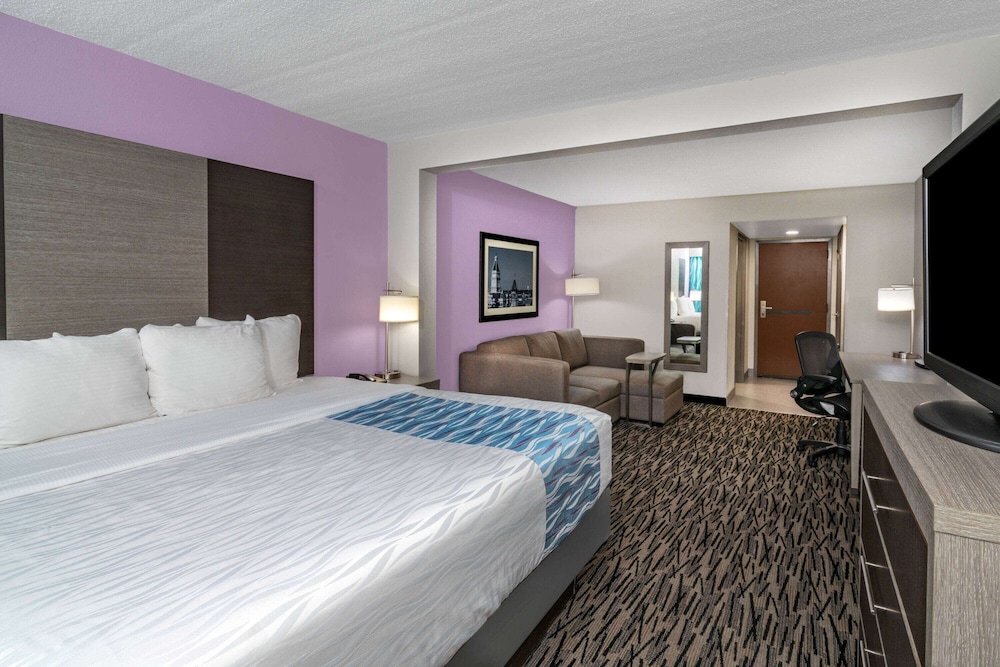 La Quinta Inn Suites Clarksville 7/59