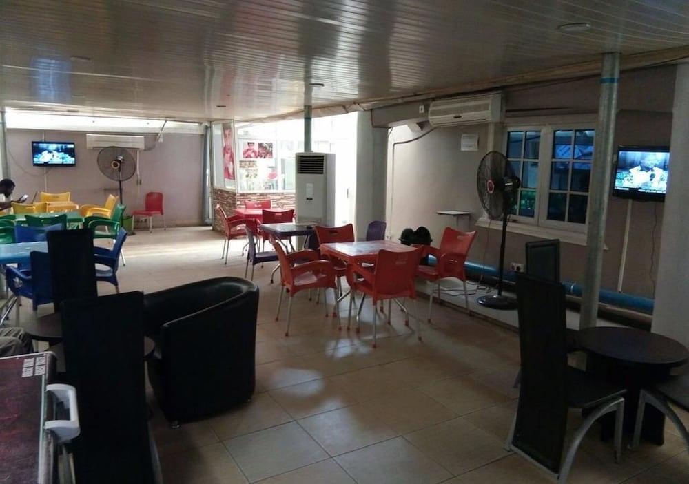 Jesuit Continental Suites 15/28