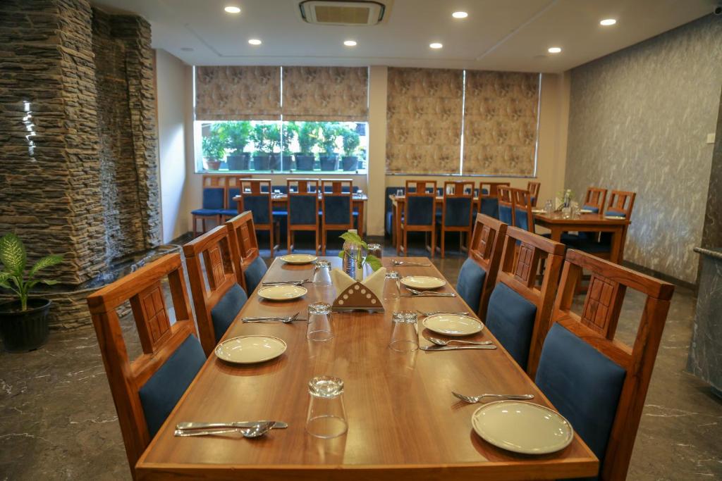 Four Leaf Hotel Sapphire Blue, Varanasi 8/9