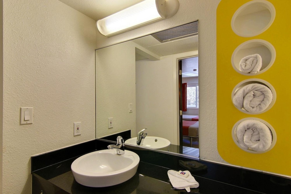 Motel6 Carpinteria CA Santa Barbara South 59/62