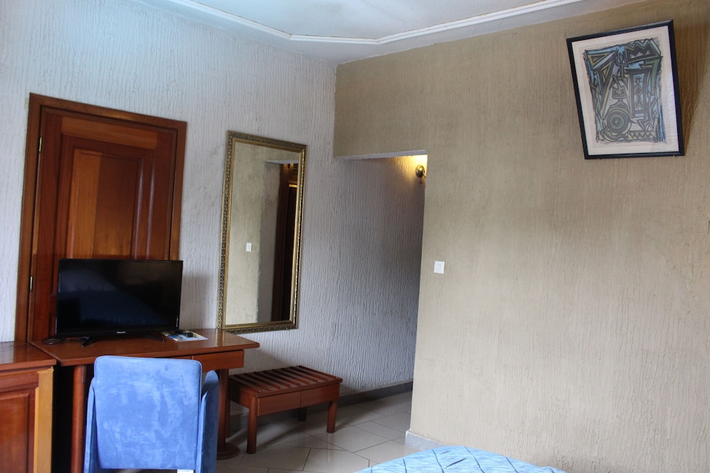 Jet Hotel 6/46