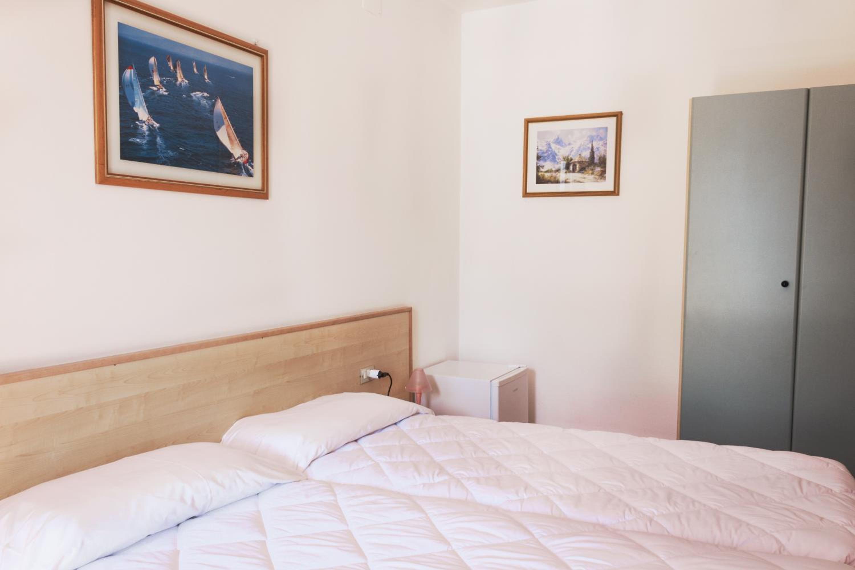 Room, Twin Beds, Lake View