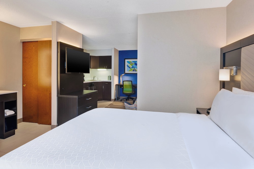Holiday Inn Express Suites Blackburg University Area 25/74